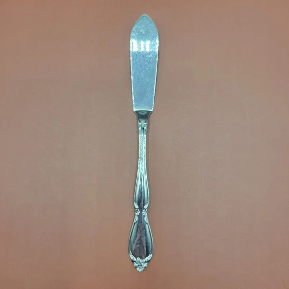 Oneida Chatelaine Stainless Steel Flat Handle Master Butter Knife 6 3/4 in